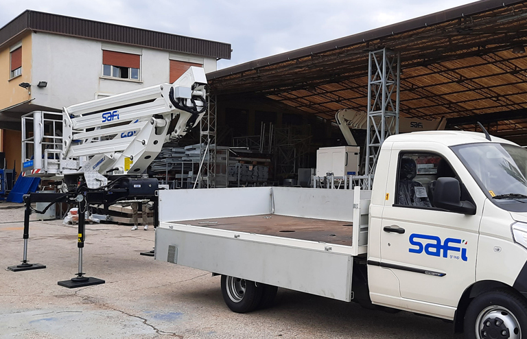 CMC - Nacelle araignée élévatrice compacte articulée et télescopique sur chenilles